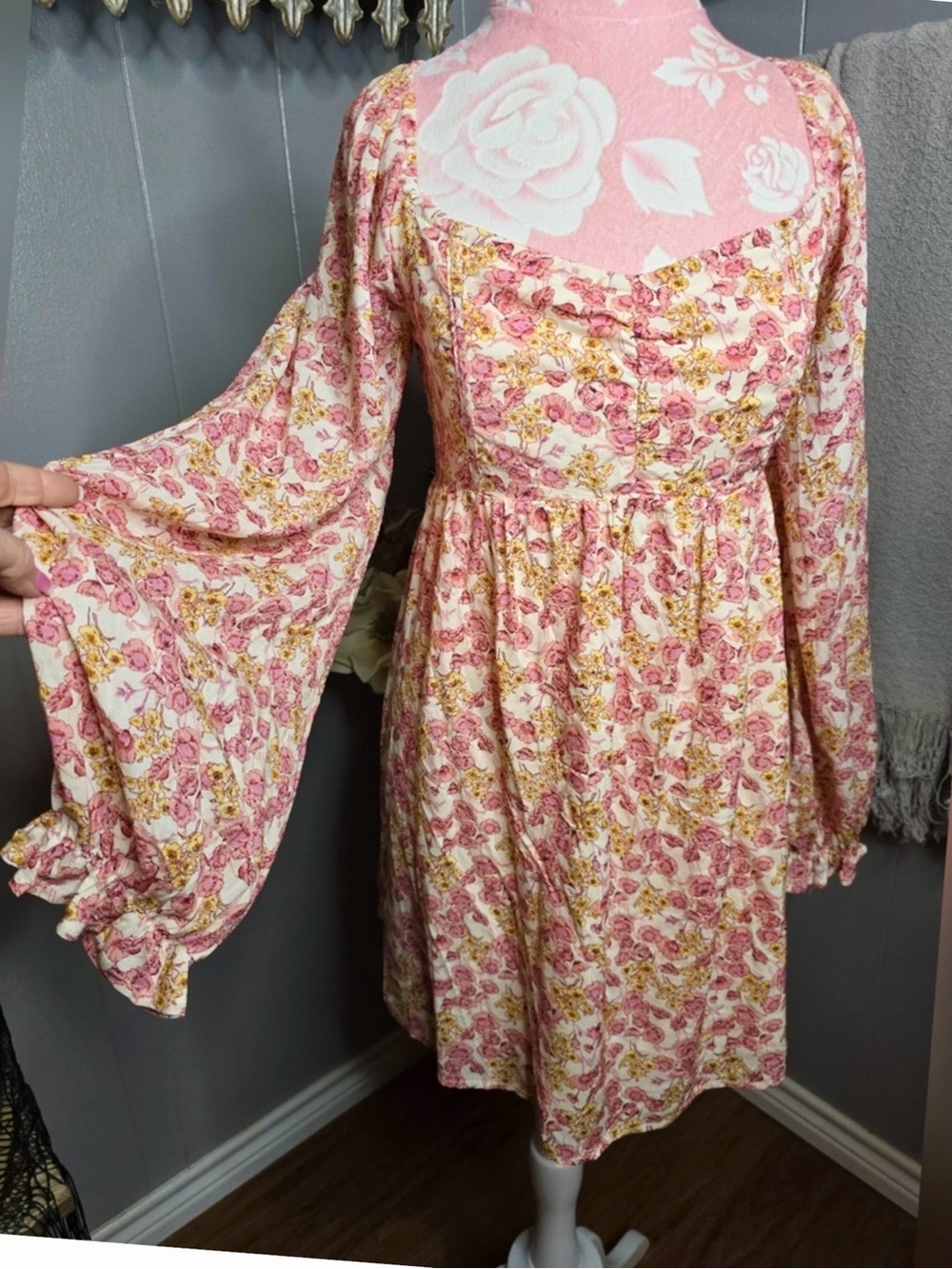 Coco + Jaimeson Pink Floral Bell Sleeve Smocked Mini Dress Size Large - Picture 3 of 7